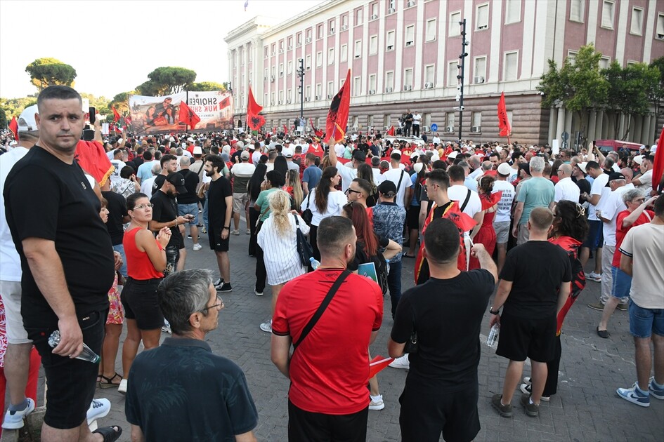Arnavutluk'ta Zvernec'teki turizm projesine karşı gösteriler sürüyor