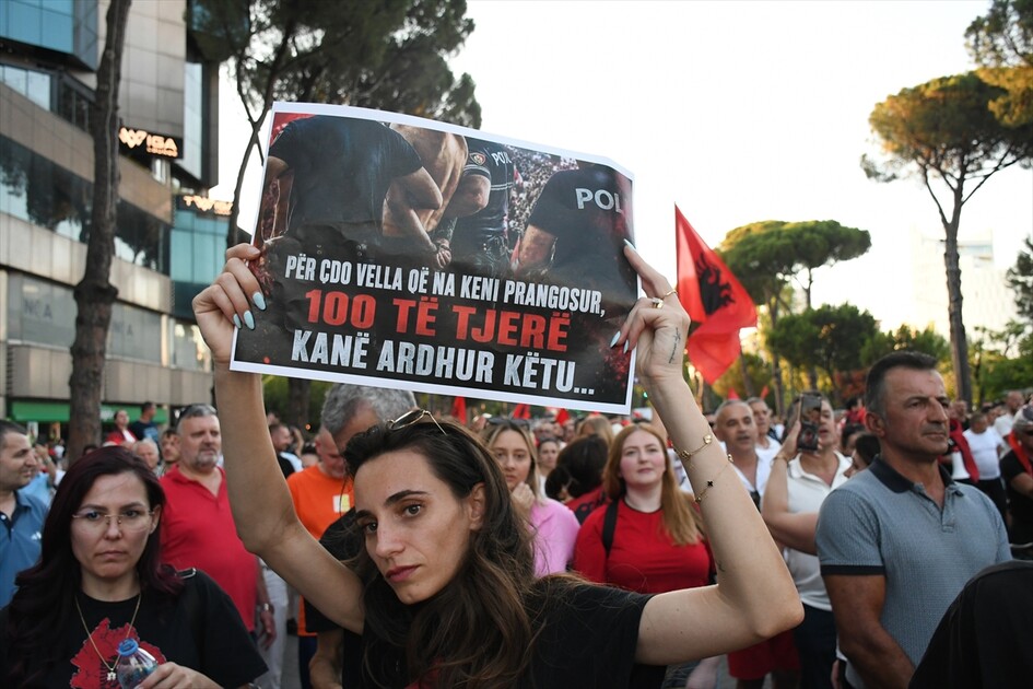 Arnavutluk'ta Zvernec'teki turizm projesine karşı gösteriler sürüyor
