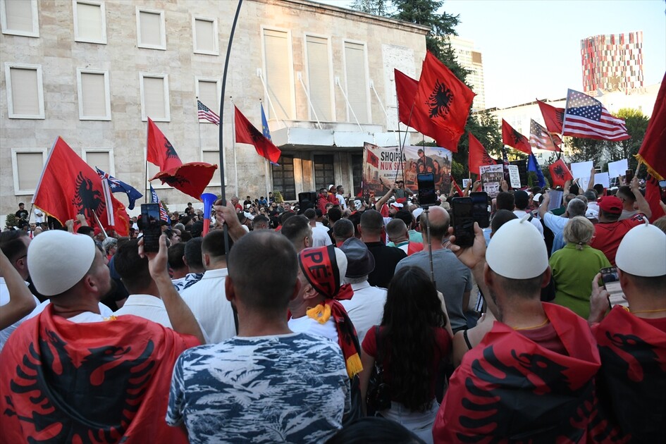 Arnavutluk'ta Zvernec'teki turizm projesine karşı gösteriler sürüyor