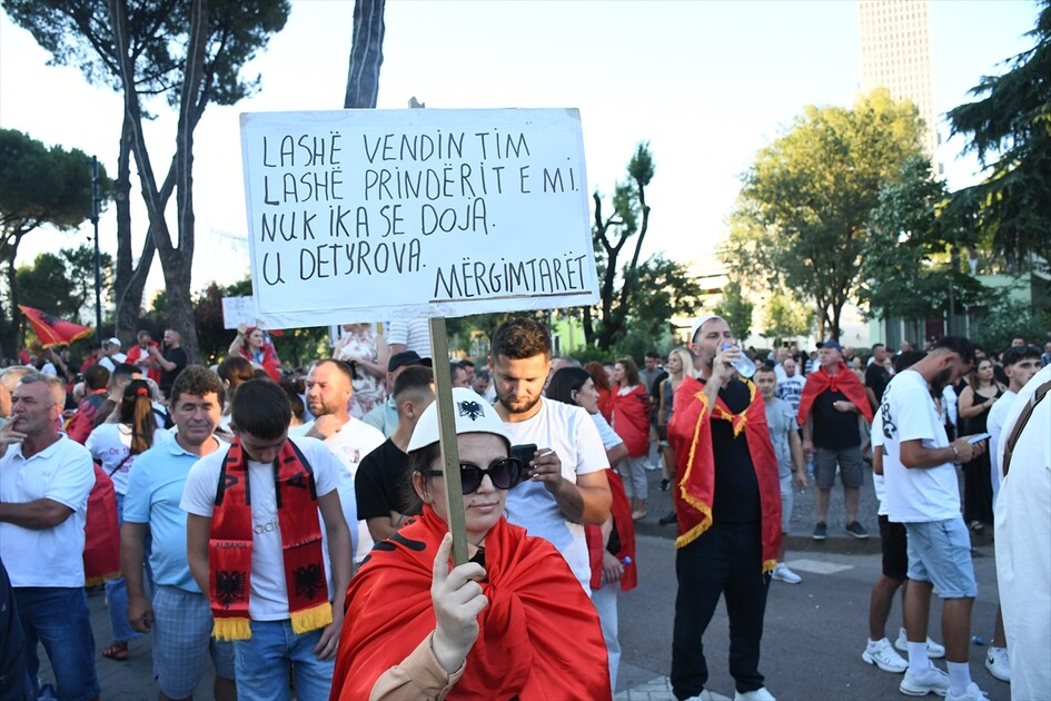 Arnavutluk'ta Zvernec'teki turizm projesine karşı gösteriler sürüyor