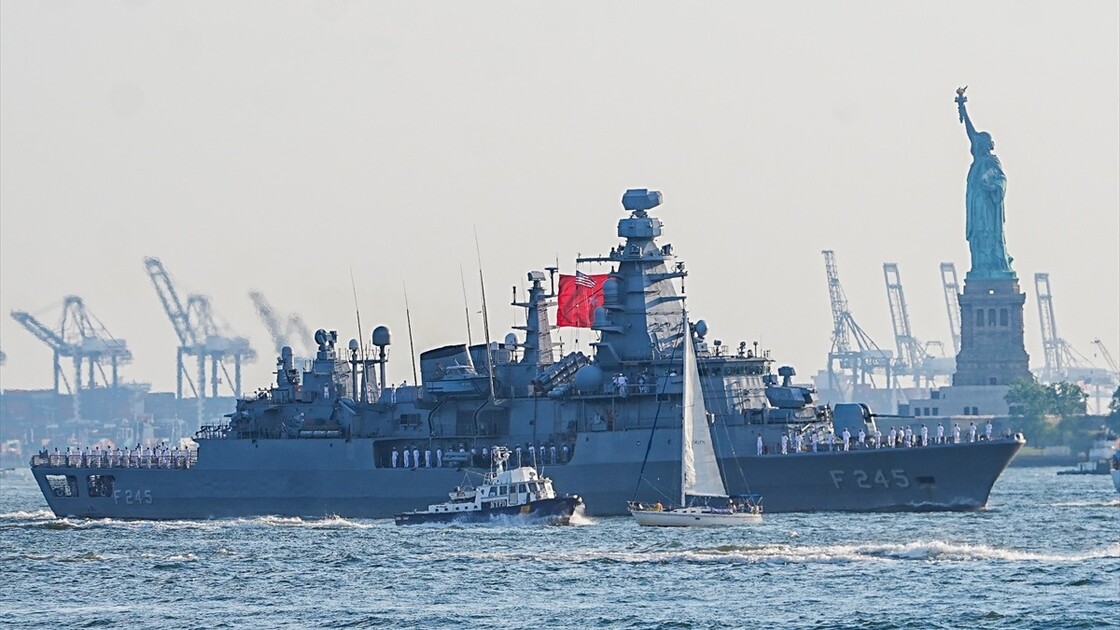 TCG Oruçreis, ABD'nin 250. kuruluş yılı töreni için New York Limanı'na demirledi