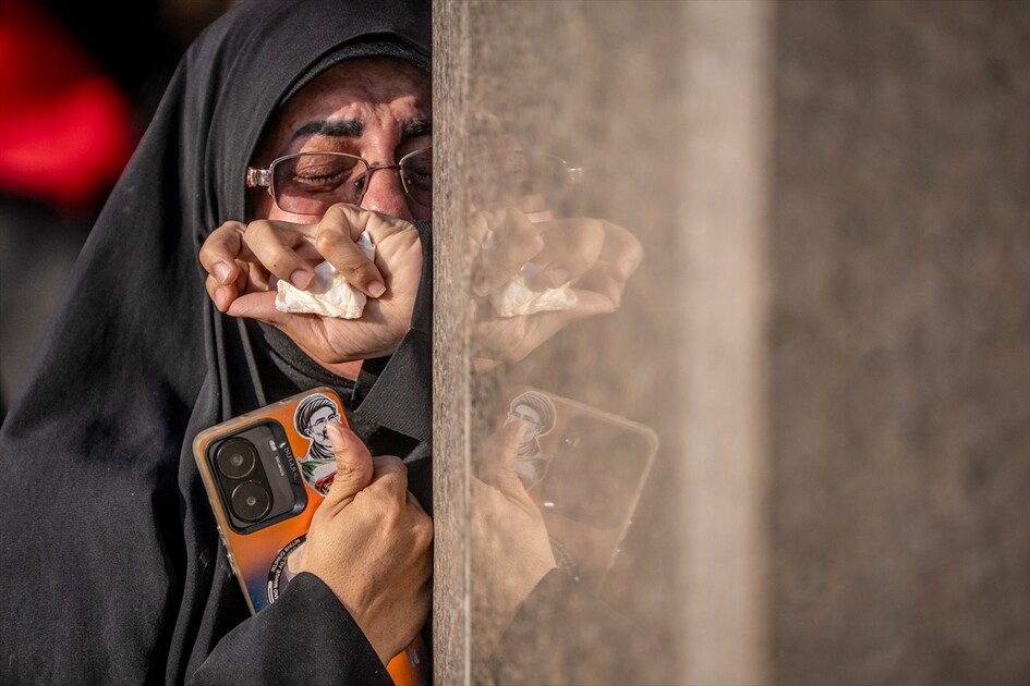 مئات الآلاف يشاركون في مراسم تشييع علي خامنئي بطهران