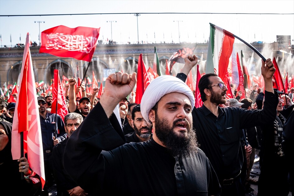 مئات الآلاف يشاركون في مراسم تشييع علي خامنئي بطهران