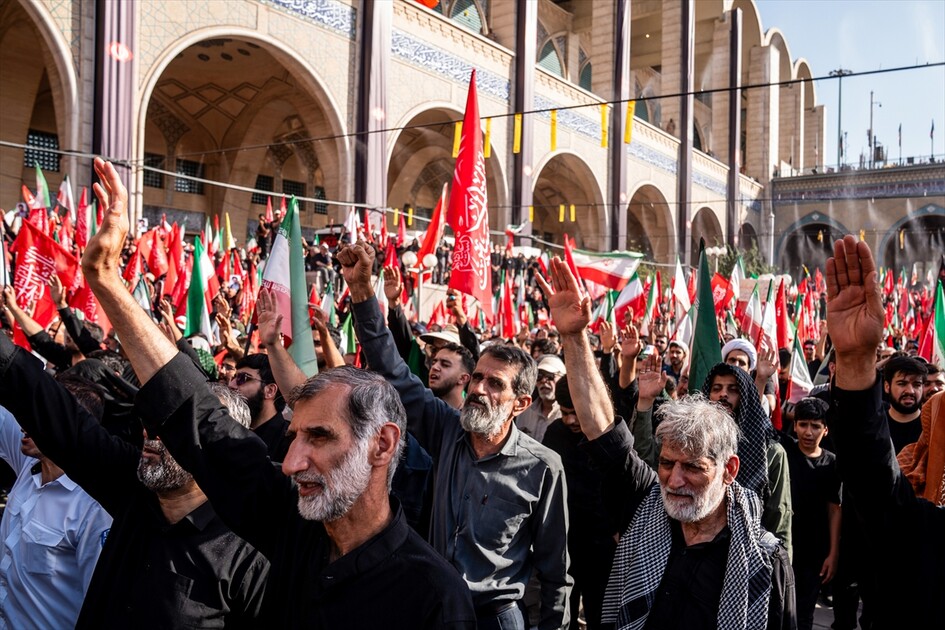 مئات الآلاف يشاركون في مراسم تشييع علي خامنئي بطهران