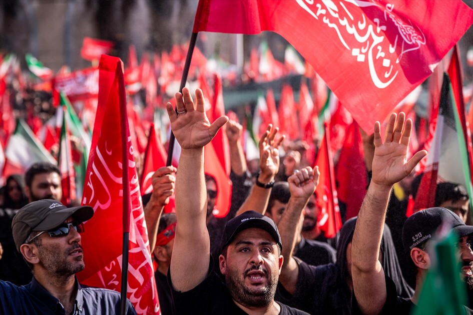 مئات الآلاف يشاركون في مراسم تشييع علي خامنئي بطهران