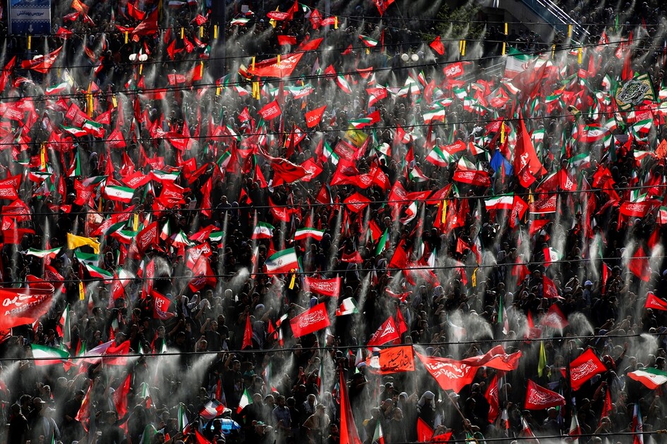 مئات الآلاف يشاركون في مراسم تشييع علي خامنئي بطهران