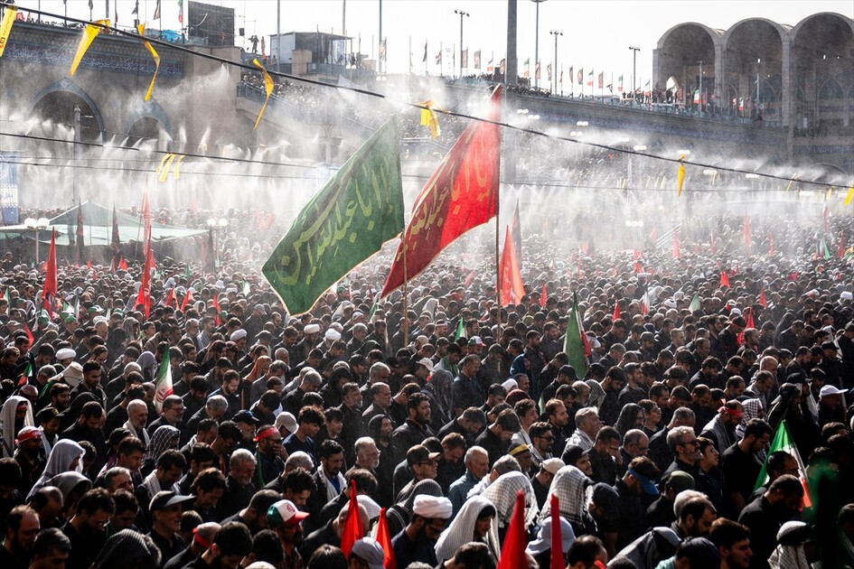 مئات الآلاف يشاركون في مراسم تشييع علي خامنئي بطهران