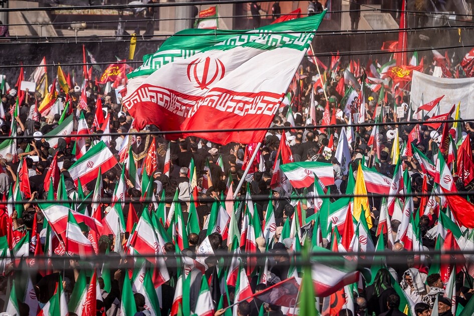 مئات الآلاف يشاركون في مراسم تشييع علي خامنئي بطهران
