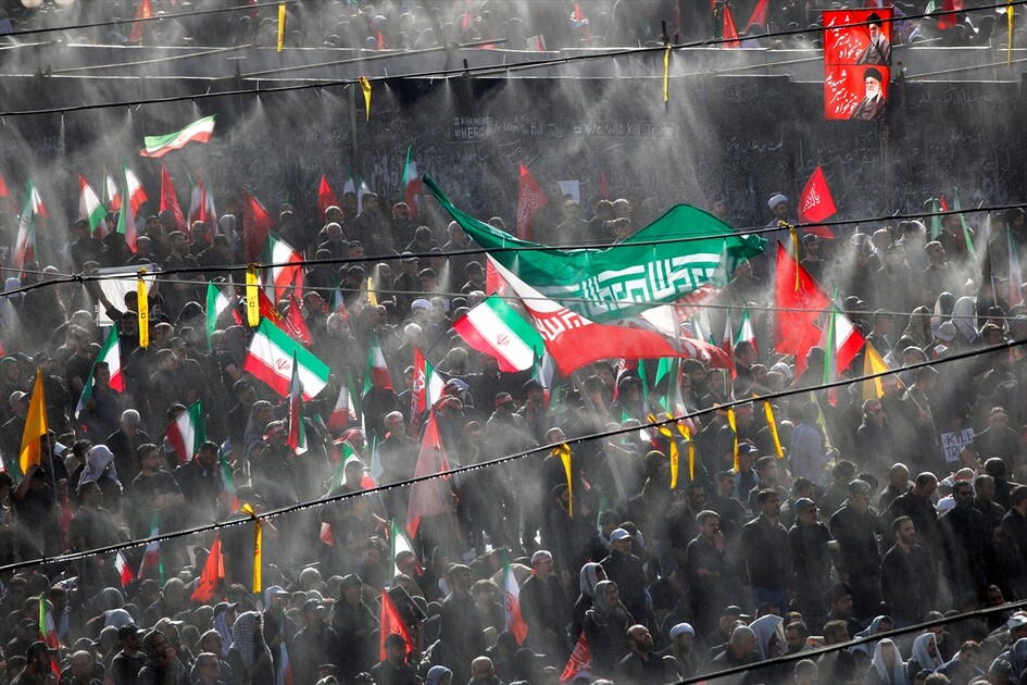 مئات الآلاف يشاركون في مراسم تشييع علي خامنئي بطهران