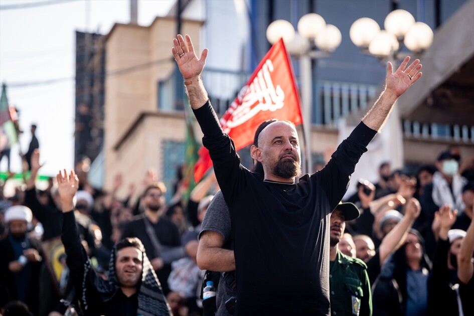 مئات الآلاف يشاركون في مراسم تشييع علي خامنئي بطهران