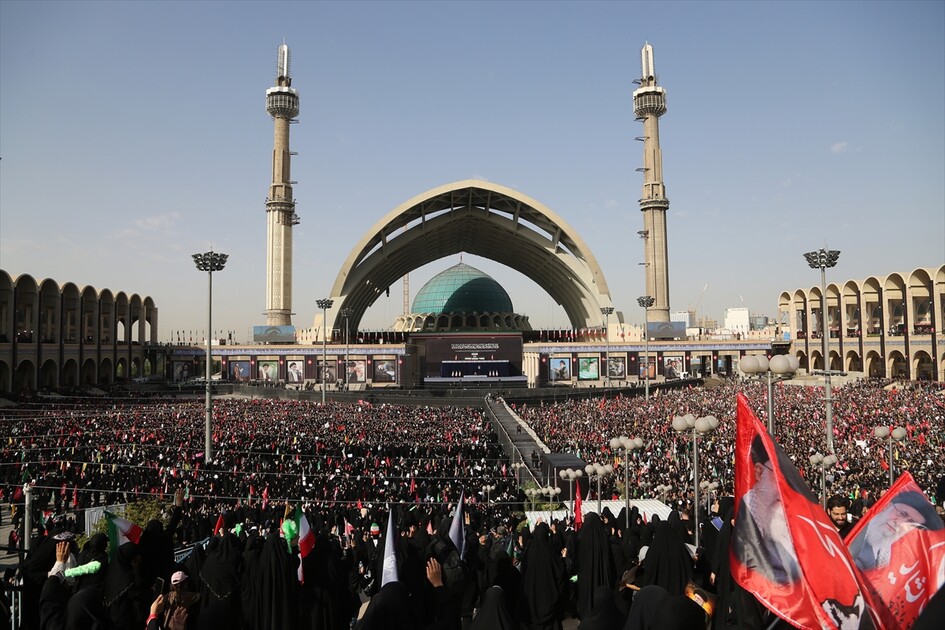 مئات الآلاف يشاركون في مراسم تشييع علي خامنئي بطهرانمئات الآلاف يشاركون في مراسم تشييع علي خامنئي بطهران