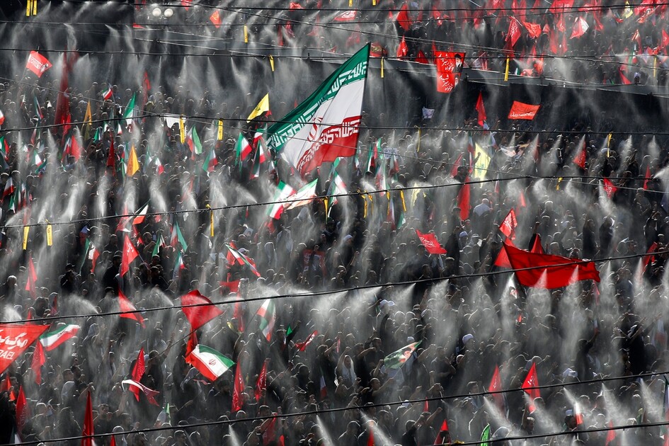 مئات الآلاف يشاركون في مراسم تشييع علي خامنئي بطهران