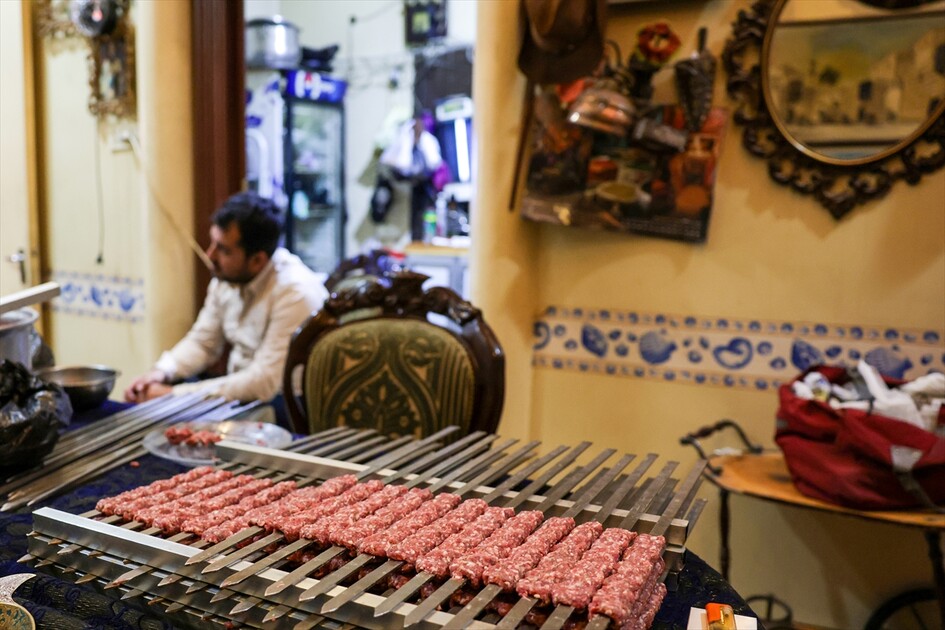 من الذهب إلى المطبخ.. صائغ أرمني يعيد إحياء ذاكرة حلب بالنكهات والتحف