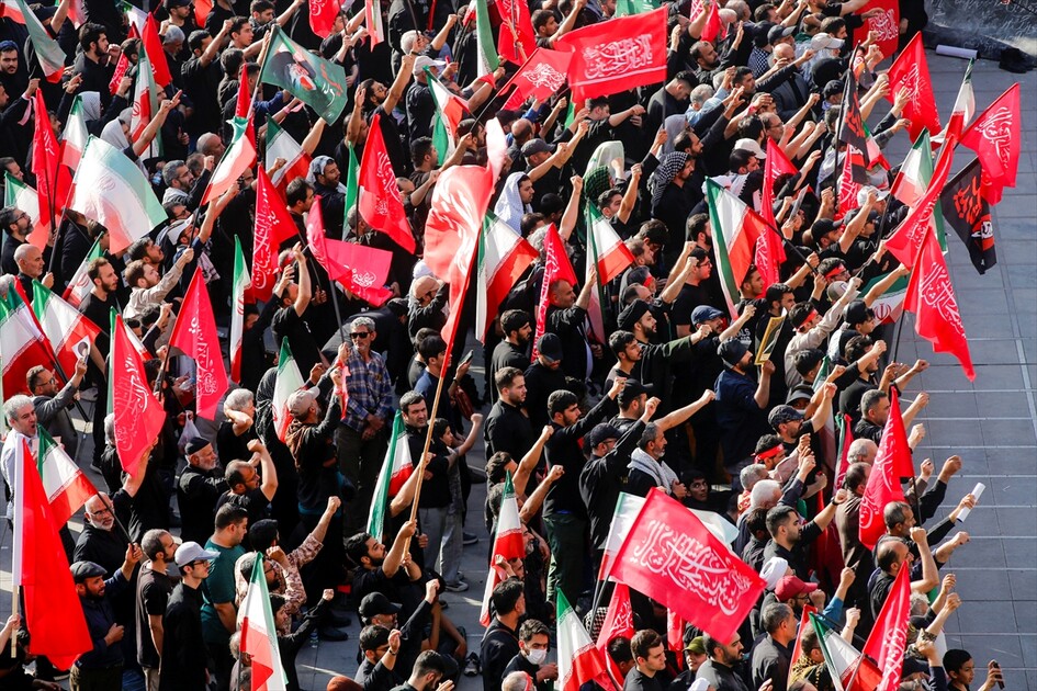 مئات الآلاف يشاركون في مراسم تشييع علي خامنئي بطهران