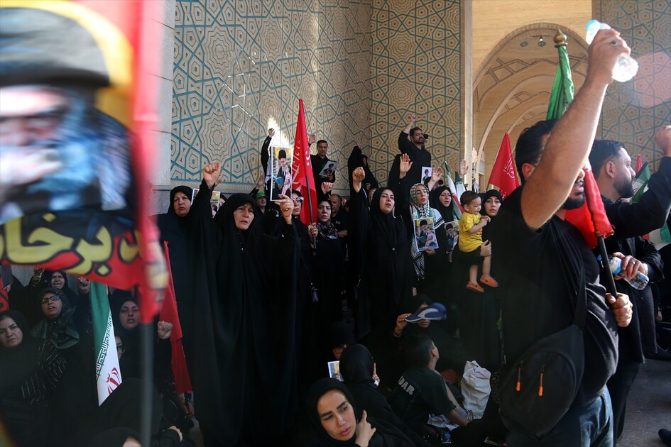 مئات الآلاف يشاركون في مراسم تشييع علي خامنئي بطهران