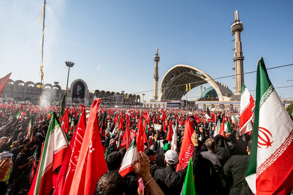 مئات الآلاف يشاركون في مراسم تشييع علي خامنئي بطهران