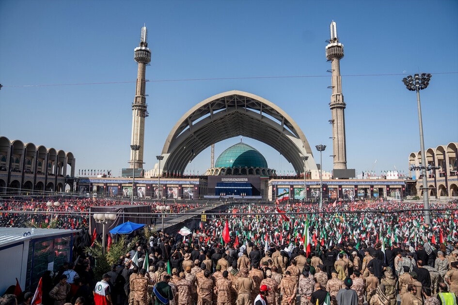 مئات الآلاف يشاركون في مراسم تشييع علي خامنئي بطهران