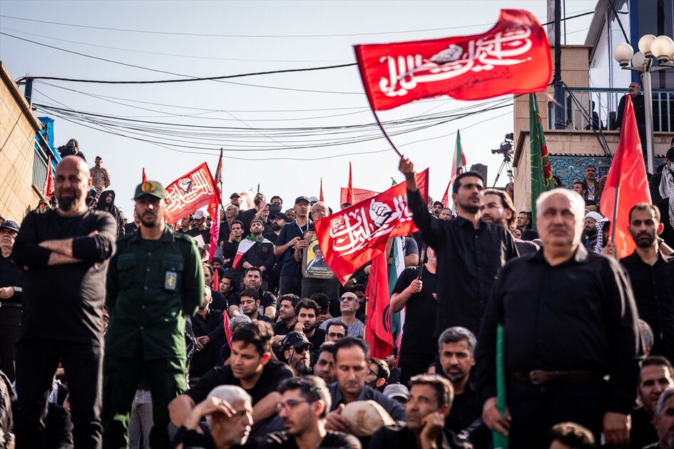 مئات الآلاف يشاركون في مراسم تشييع علي خامنئي بطهران