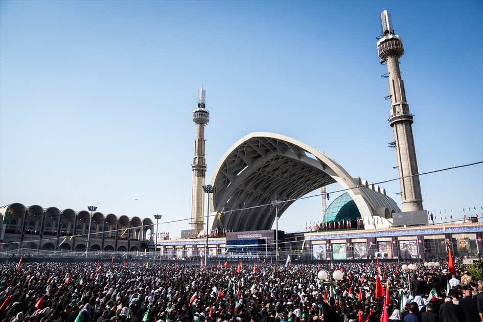 مئات الآلاف يشاركون في مراسم تشييع علي خامنئي بطهران