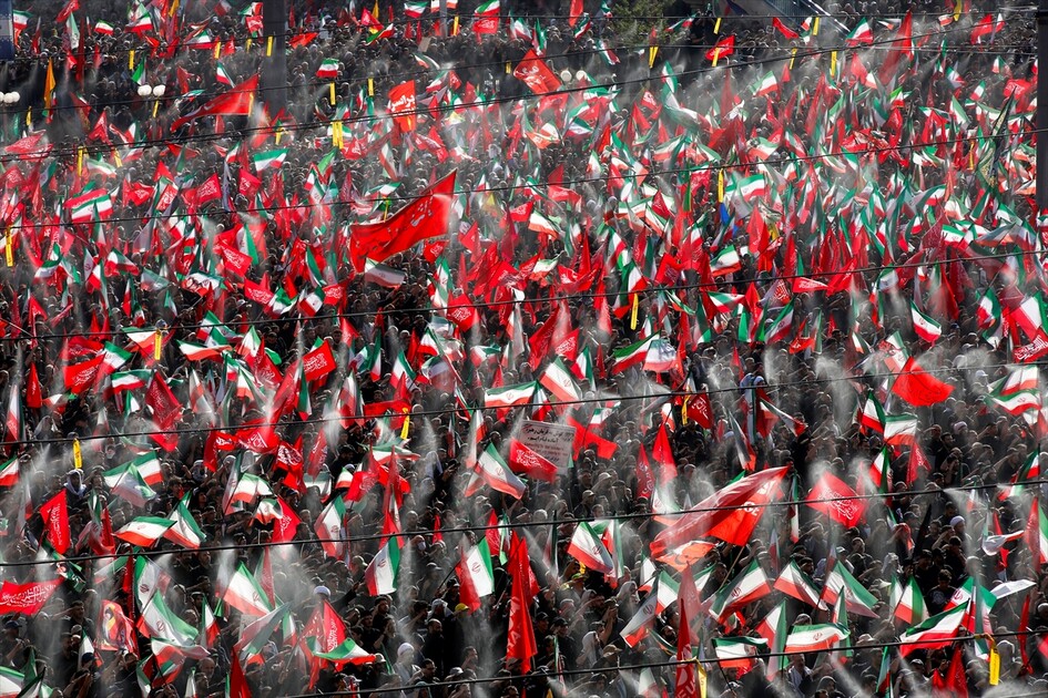 مئات الآلاف يشاركون في مراسم تشييع علي خامنئي بطهران