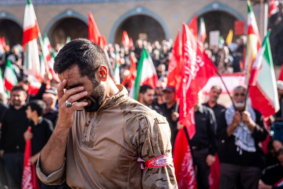 مئات الآلاف يشاركون في مراسم تشييع علي خامنئي بطهران