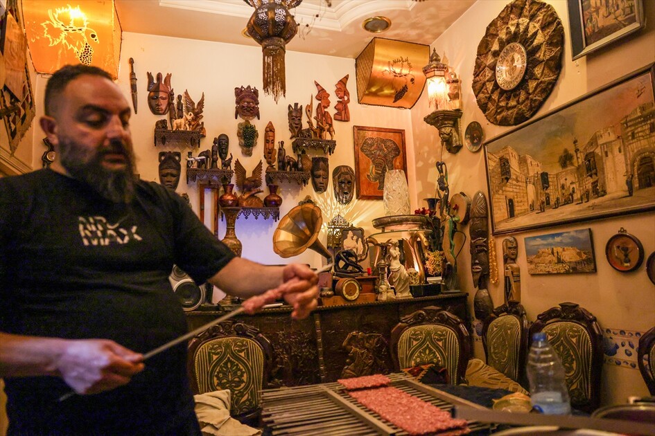 من الذهب إلى المطبخ.. صائغ أرمني يعيد إحياء ذاكرة حلب بالنكهات والتحف