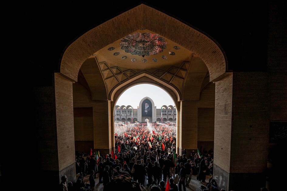 مئات الآلاف يشاركون في مراسم تشييع علي خامنئي بطهران