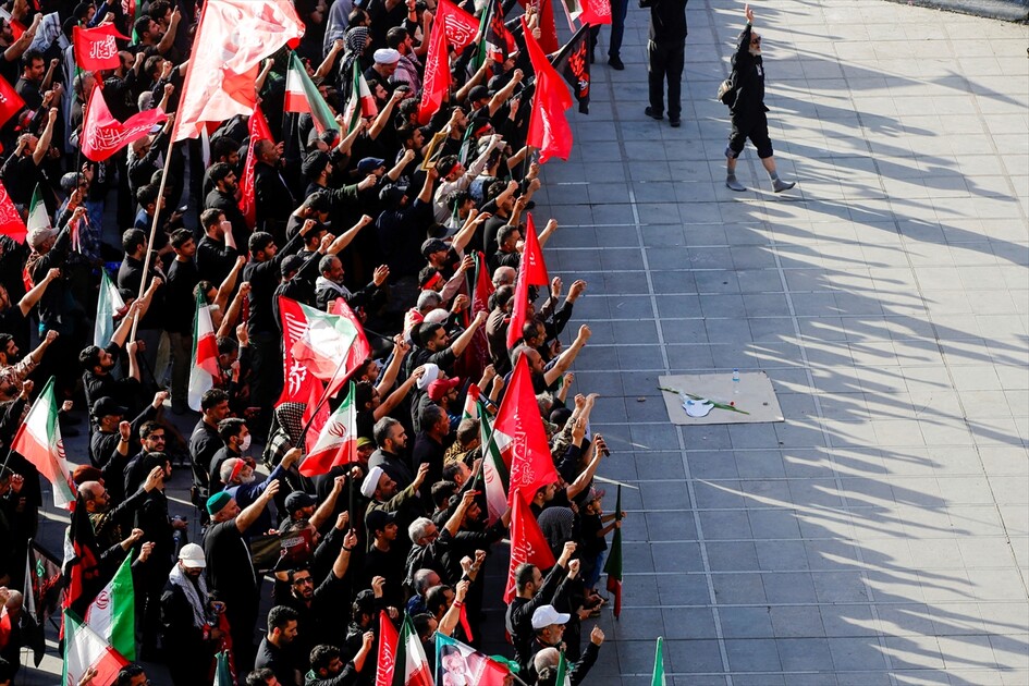 مئات الآلاف يشاركون في مراسم تشييع علي خامنئي بطهران