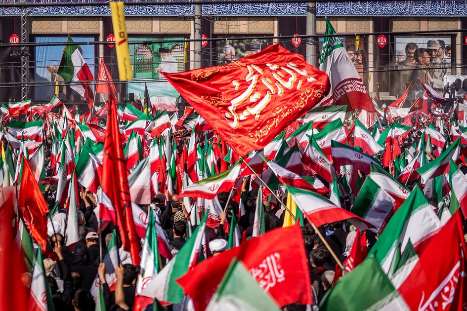 مئات الآلاف يشاركون في مراسم تشييع علي خامنئي بطهران