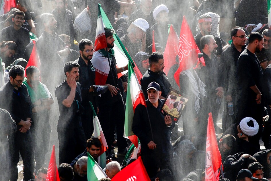 مئات الآلاف يشاركون في مراسم تشييع علي خامنئي بطهران