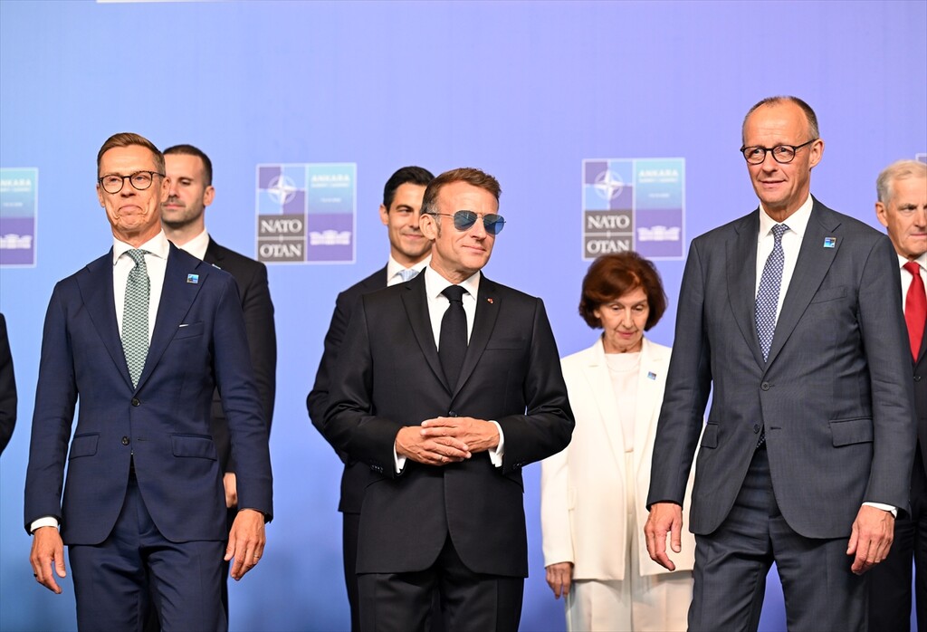 Macron joins NATO leaders for family photo in Ankara