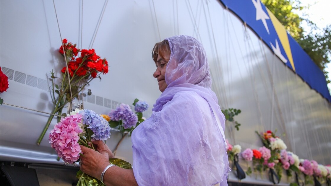 Srebrenitsa soykırımı kurbanlarının cenazeleri Visoko'dan Potoçari'ye uğurlandı