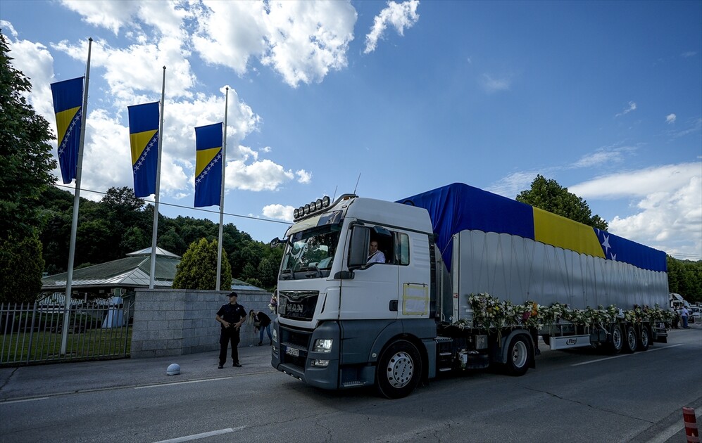 Srebrenitsa Soykırımı kurbanlarının cenazeleri, Potoçari Anıt Mezarlığı'na ulaştı