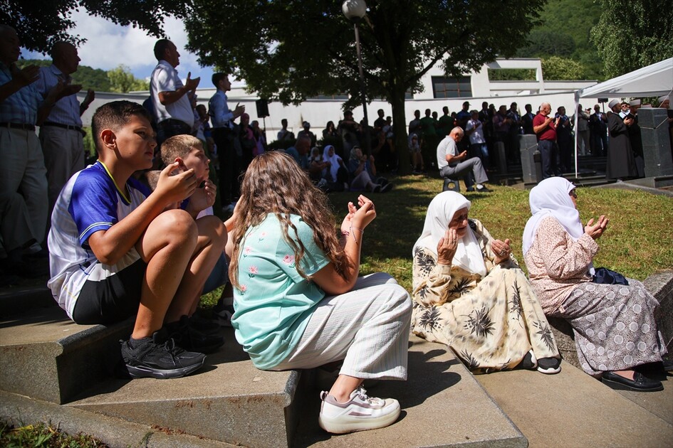 Remains of Srebrenica genocide victims sent off from Visoko
