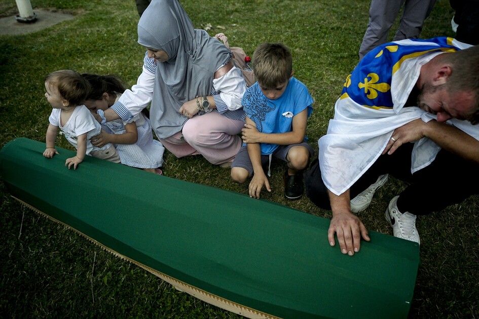 Srebrenitsa'daki soykırım kurbanlarından 10'unun cenazesi defnedilecekleri anıt mezarlığa taşındı