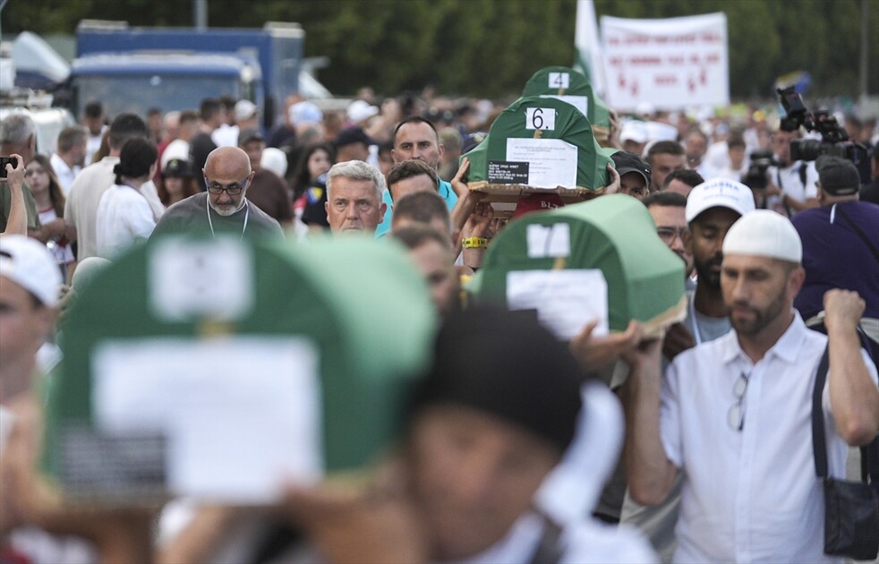 Srebrenitsa'daki soykırım kurbanlarından 10'unun cenazesi defnedilecekleri anıt mezarlığa taşındı