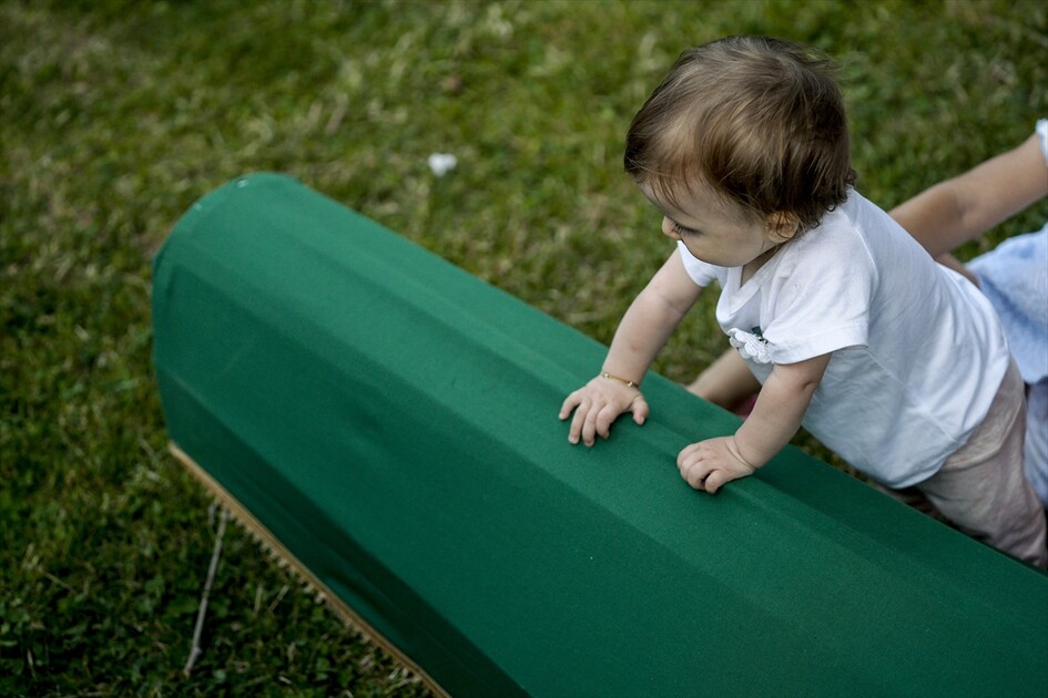 Srebrenitsa'daki soykırım kurbanlarından 10'unun cenazesi defnedilecekleri anıt mezarlığa taşındı