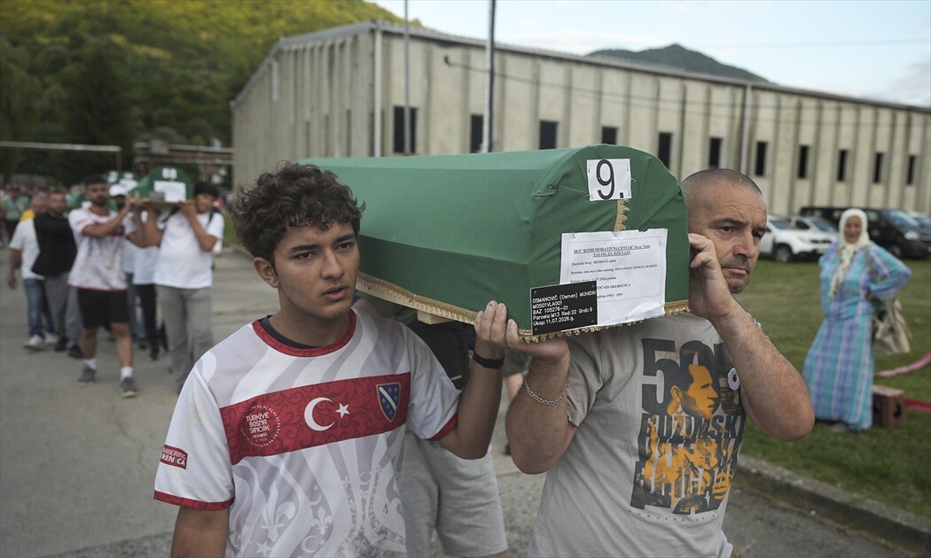 Srebrenitsa'daki soykırım kurbanlarından 10'unun cenazesi defnedilecekleri anıt mezarlığa taşındı