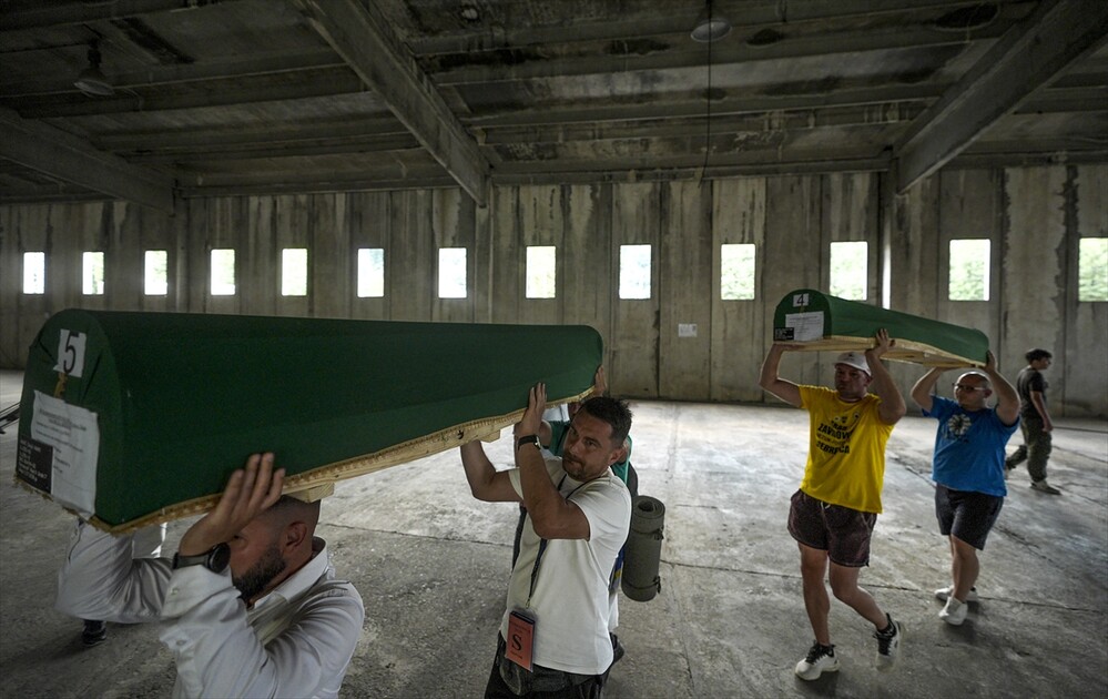 Srebrenitsa'daki soykırım kurbanlarından 10'unun cenazesi defnedilecekleri anıt mezarlığa taşındı