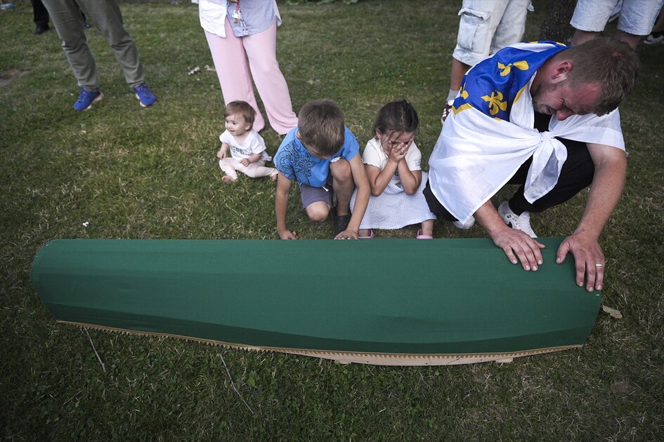 Srebrenitsa'daki soykırım kurbanlarından 10'unun cenazesi defnedilecekleri anıt mezarlığa taşındı