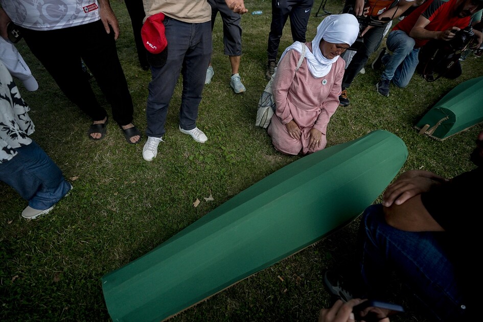 Srebrenitsa'daki soykırım kurbanlarından 10'unun cenazesi defnedilecekleri anıt mezarlığa taşındı