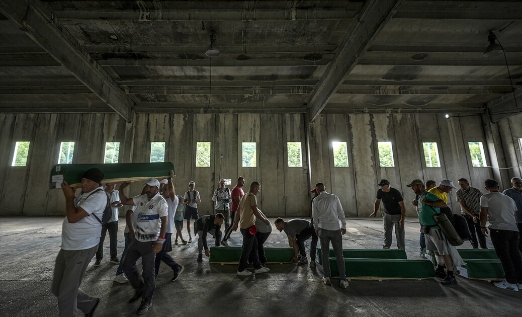 Srebrenitsa'daki soykırım kurbanlarından 10'unun cenazesi defnedilecekleri anıt mezarlığa taşındı