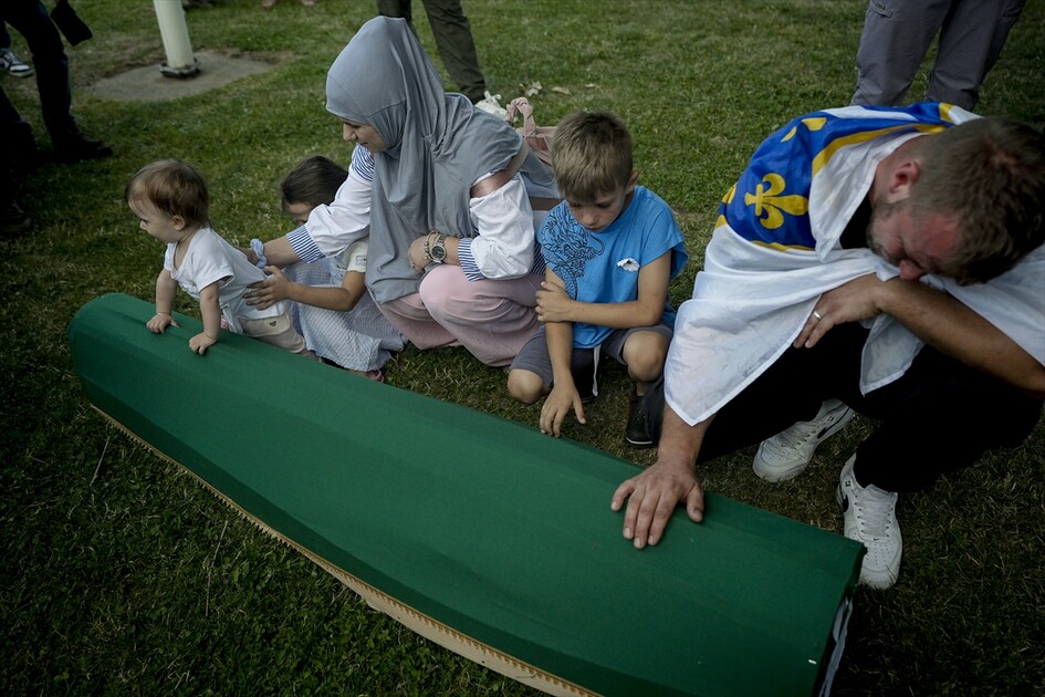 Srebrenitsa'daki soykırım kurbanlarından 10'unun cenazesi defnedilecekleri anıt mezarlığa taşındı