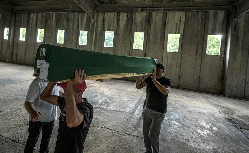 Srebrenitsa'daki soykırım kurbanlarından 10'unun cenazesi defnedilecekleri anıt mezarlığa taşındı