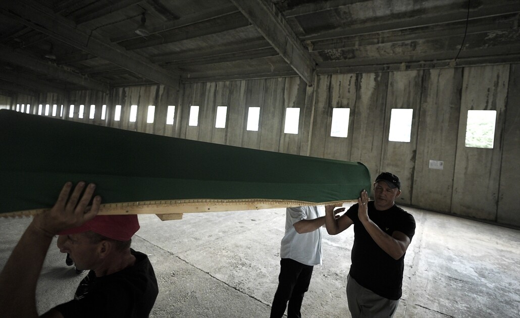 Srebrenitsa'daki soykırım kurbanlarından 10'unun cenazesi defnedilecekleri anıt mezarlığa taşındı