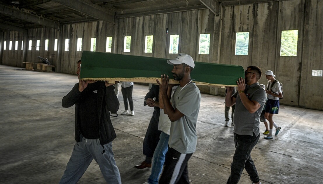Srebrenitsa'daki soykırım kurbanlarından 10'unun cenazesi defnedilecekleri anıt mezarlığa taşındı