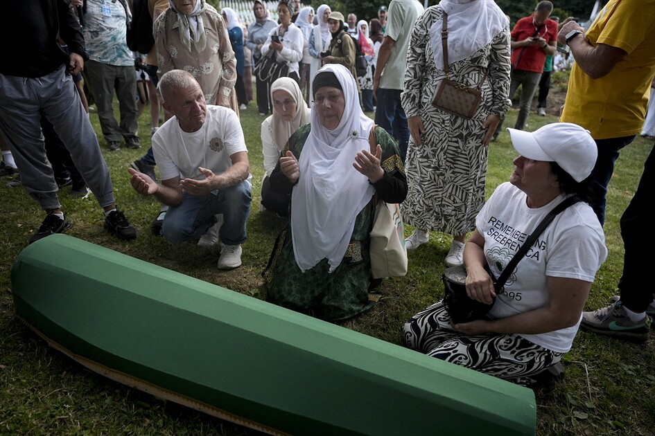 Srebrenitsa'daki soykırım kurbanlarından 10'unun cenazesi defnedilecekleri anıt mezarlığa taşındı