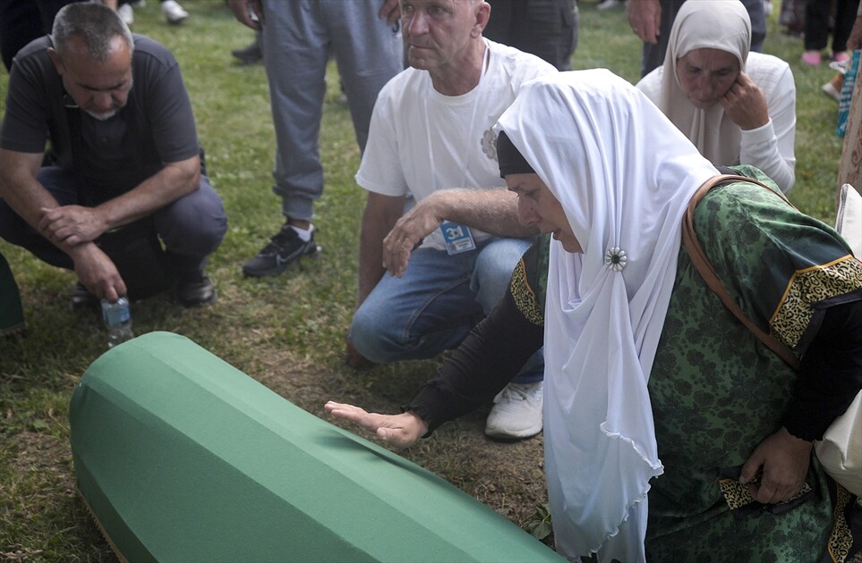 Srebrenitsa'daki soykırım kurbanlarından 10'unun cenazesi defnedilecekleri anıt mezarlığa taşındı