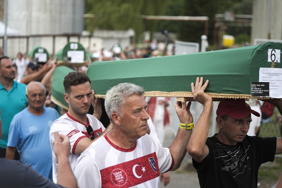 Srebrenitsa'daki soykırım kurbanlarından 10'unun cenazesi defnedilecekleri anıt mezarlığa taşındı
