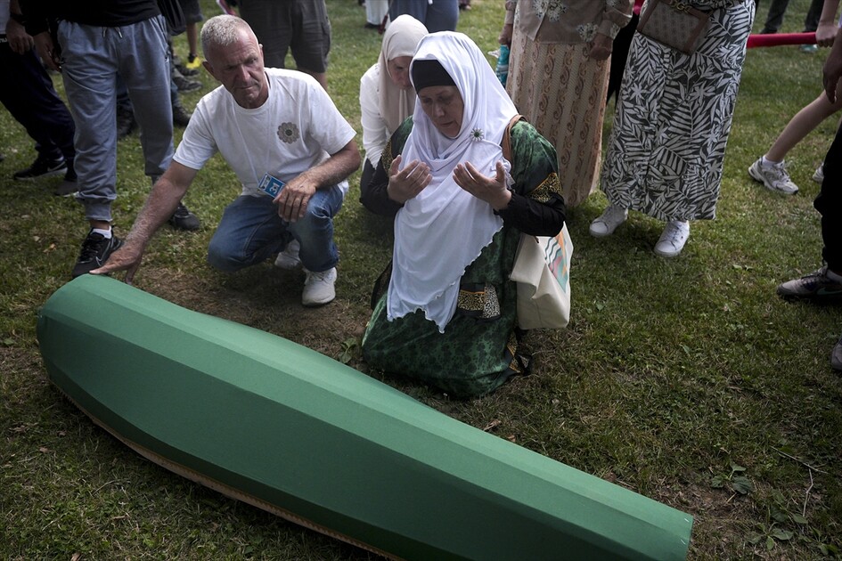 Srebrenitsa'daki soykırım kurbanlarından 10'unun cenazesi defnedilecekleri anıt mezarlığa taşındı